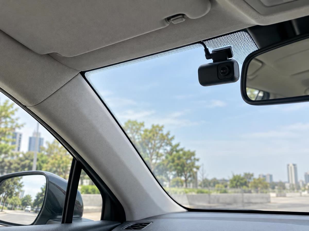 Kabel dash cam yang dirapikan di sepanjang pilar mobil