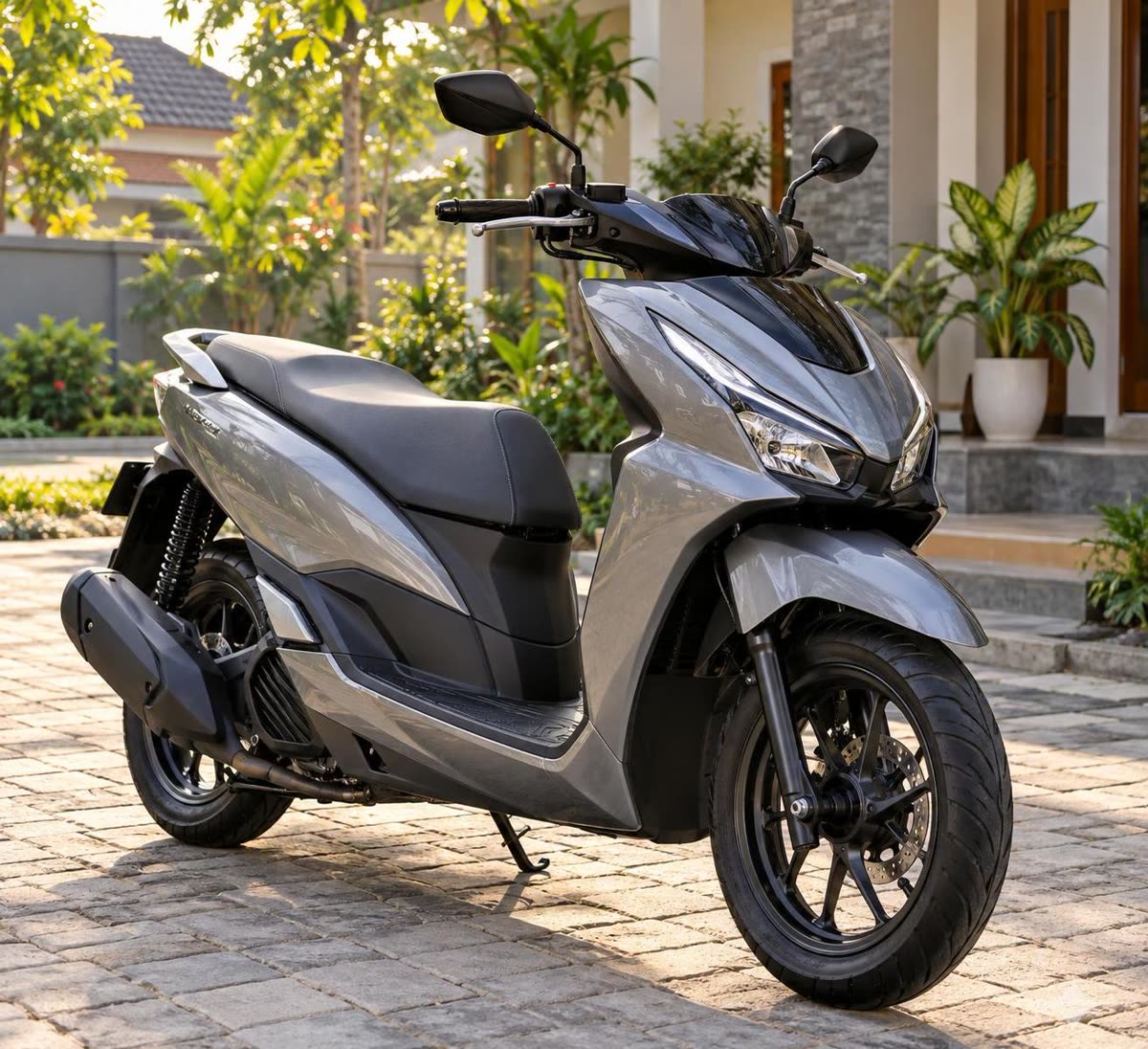 Motor matic bersih mengilap di halaman rumah